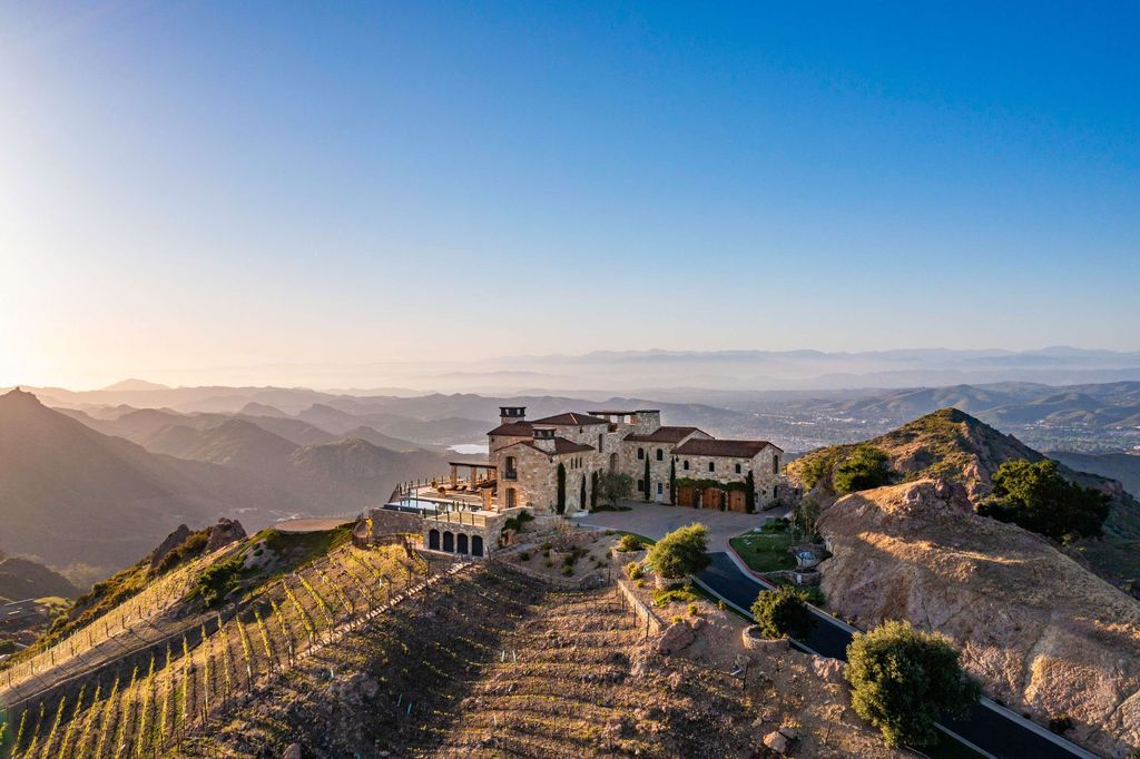 Timeless Tuscan Design Meets Malibus Beauty 29995000 Villa with Stunning Views 52