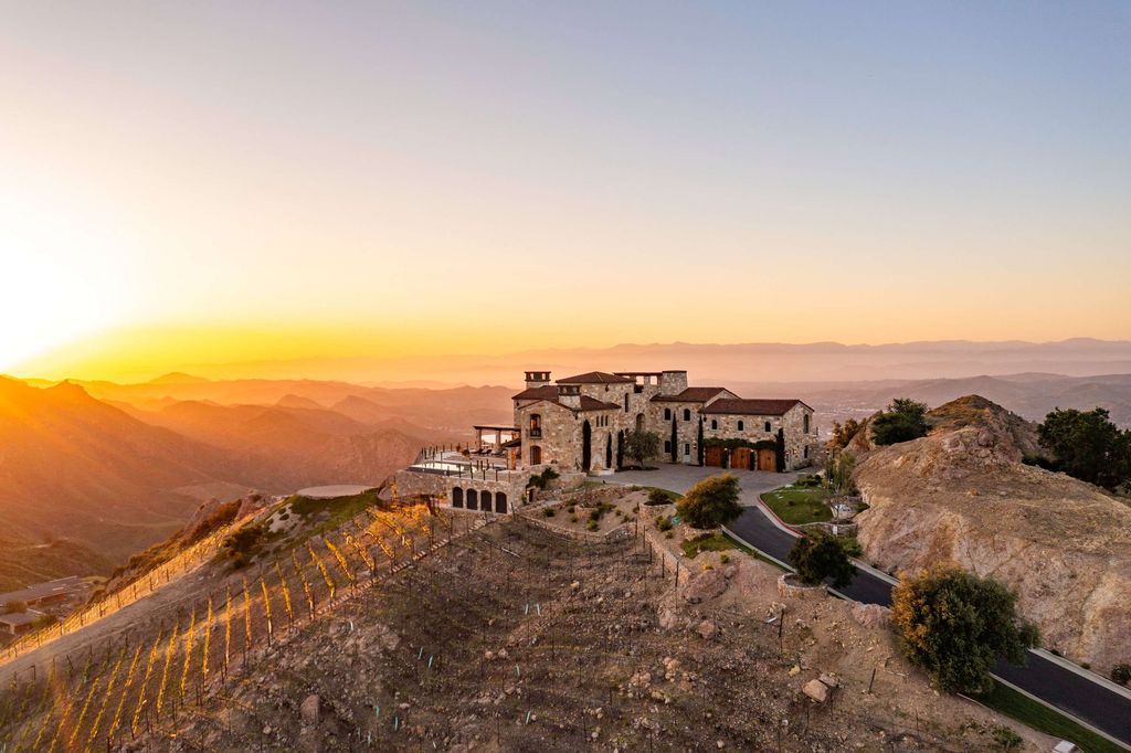 Timeless Tuscan Design Meets Malibus Beauty 29995000 Villa with Stunning Views 58