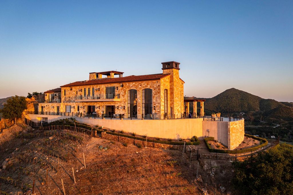 Timeless Tuscan Design Meets Malibus Beauty 29995000 Villa with Stunning Views 59