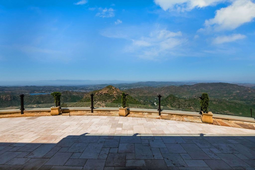 Timeless Tuscan Design Meets Malibus Beauty 29995000 Villa with Stunning Views 7