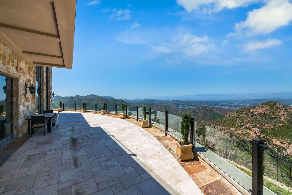 Timeless Tuscan Design Meets Malibus Beauty 29995000 Villa with Stunning Views 8