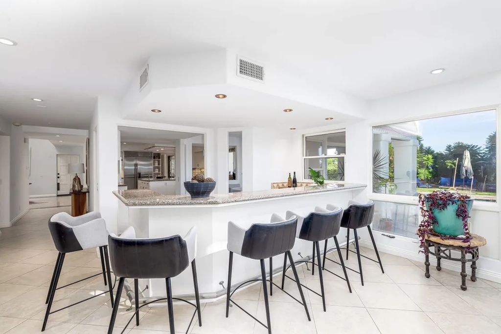 A Coastal Dream Contemporary Spanish Estate in Malibu with Sweeping Ocean Views for 7.65 Million 15