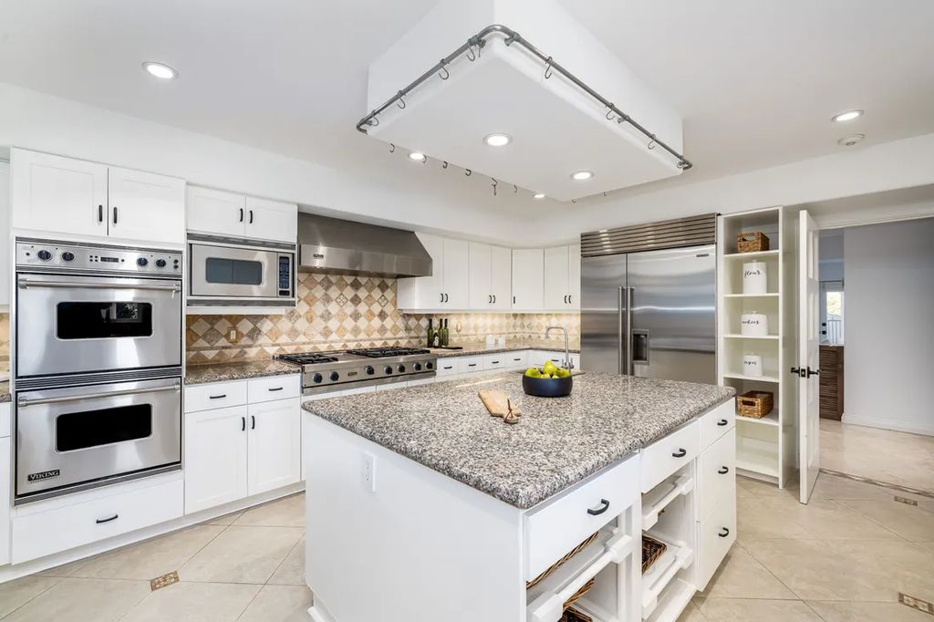A Coastal Dream Contemporary Spanish Estate in Malibu with Sweeping Ocean Views for 7.65 Million 19