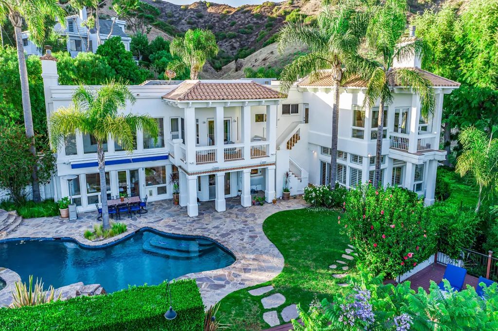 A Coastal Dream Contemporary Spanish Estate in Malibu with Sweeping Ocean Views for 7.65 Million 2