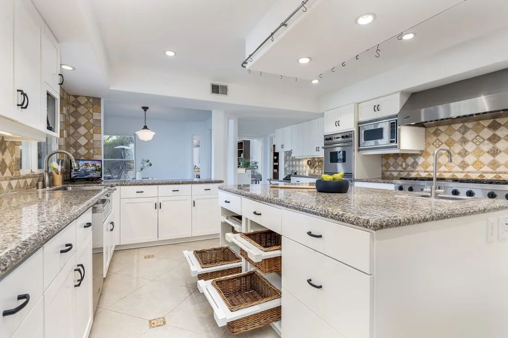 A Coastal Dream Contemporary Spanish Estate in Malibu with Sweeping Ocean Views for 7.65 Million 22