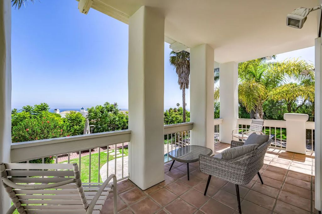A Coastal Dream Contemporary Spanish Estate in Malibu with Sweeping Ocean Views for 7.65 Million 41