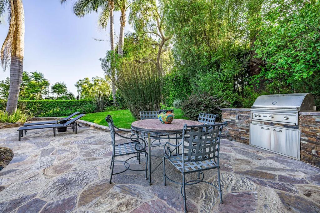 A Coastal Dream Contemporary Spanish Estate in Malibu with Sweeping Ocean Views for 7.65 Million 59