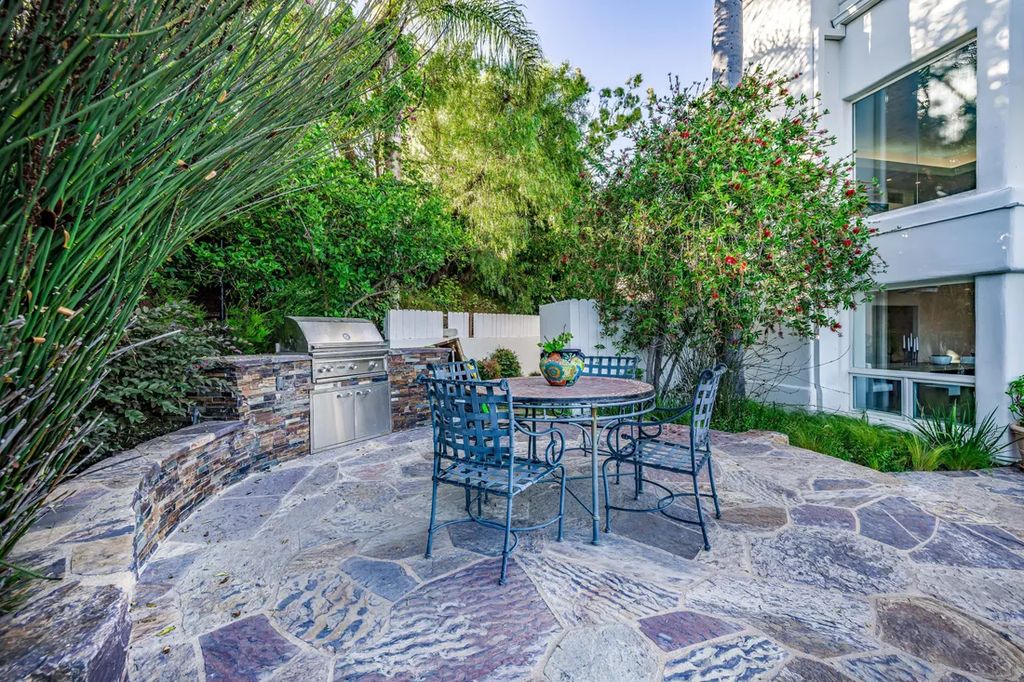 A Coastal Dream Contemporary Spanish Estate in Malibu with Sweeping Ocean Views for 7.65 Million 60