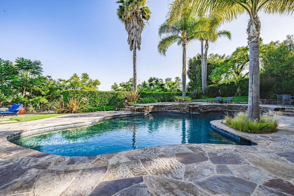 A Coastal Dream Contemporary Spanish Estate in Malibu with Sweeping Ocean Views for 7.65 Million 63
