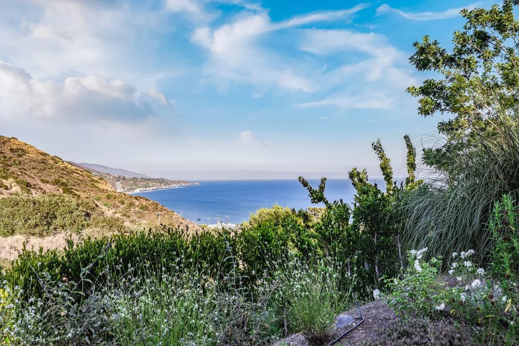 A Coastal Dream Contemporary Spanish Estate in Malibu with Sweeping Ocean Views for 7.65 Million 67