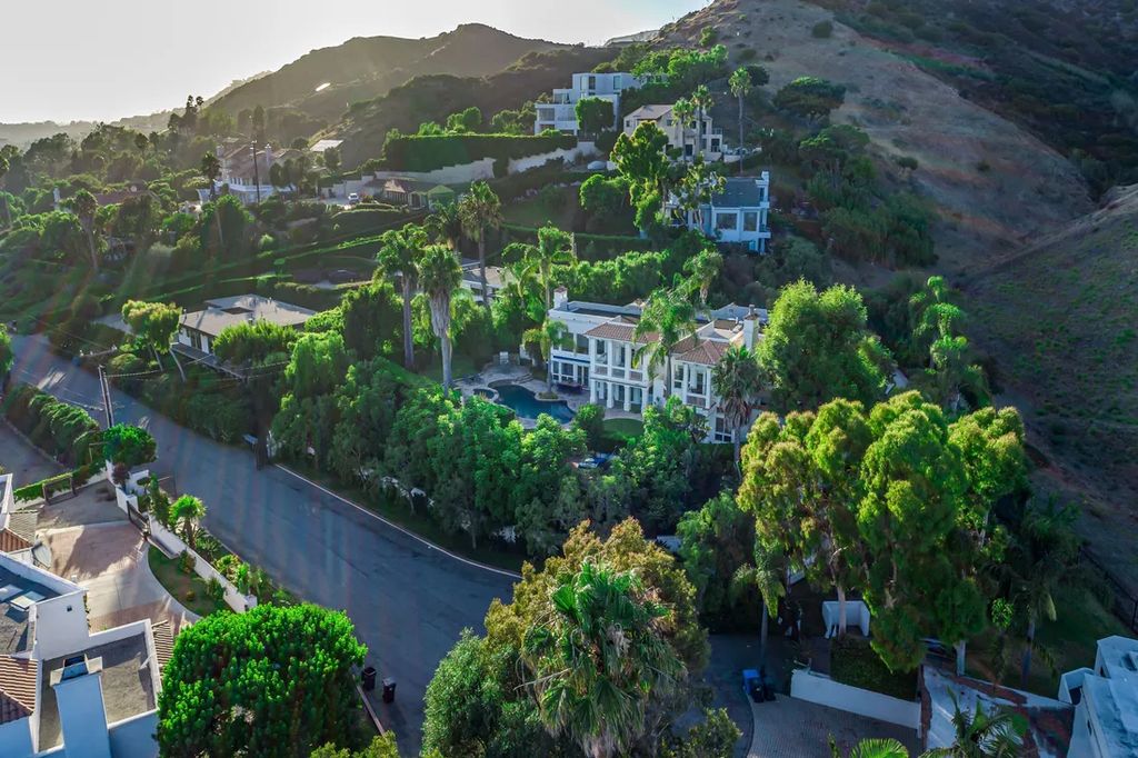 A Coastal Dream Contemporary Spanish Estate in Malibu with Sweeping Ocean Views for 7.65 Million 70