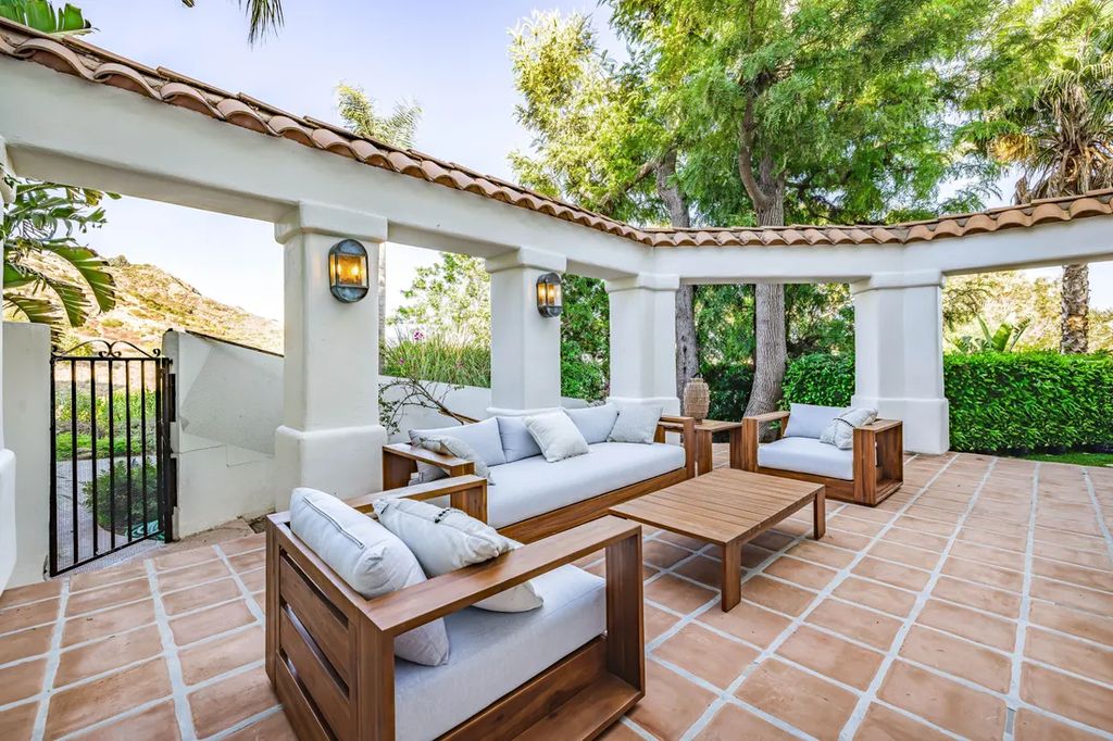 A Coastal Dream Contemporary Spanish Estate in Malibu with Sweeping Ocean Views for 7.65 Million 9