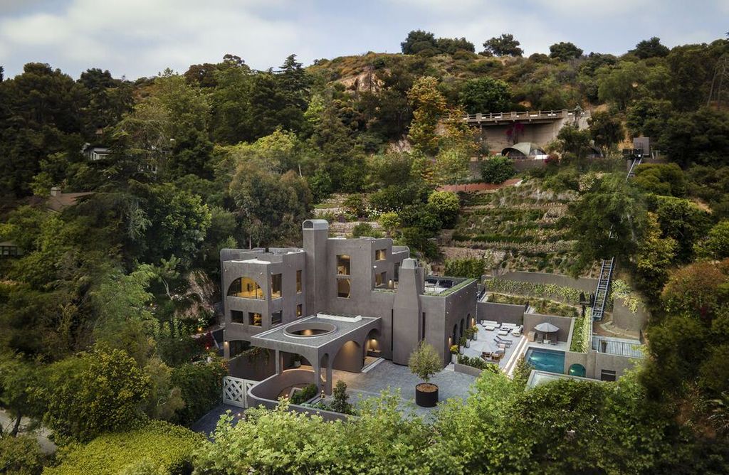 A Vision of Modern Artistry California Estate Blending Curved Geometries and Light for 40 Million 1