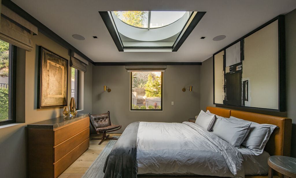 A Vision of Modern Artistry California Estate Blending Curved Geometries and Light for 40 Million 11
