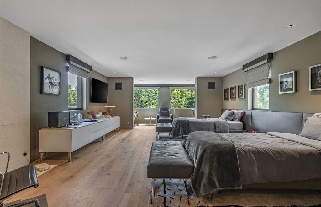 A Vision of Modern Artistry California Estate Blending Curved Geometries and Light for 40 Million 13