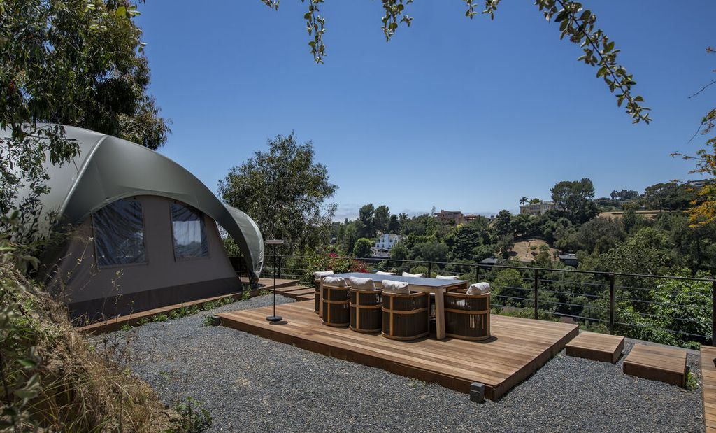 A Vision of Modern Artistry California Estate Blending Curved Geometries and Light for 40 Million 14