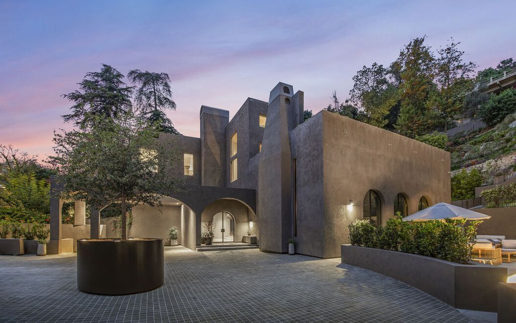 A Vision of Modern Artistry California Estate Blending Curved Geometries and Light for 40 Million 19