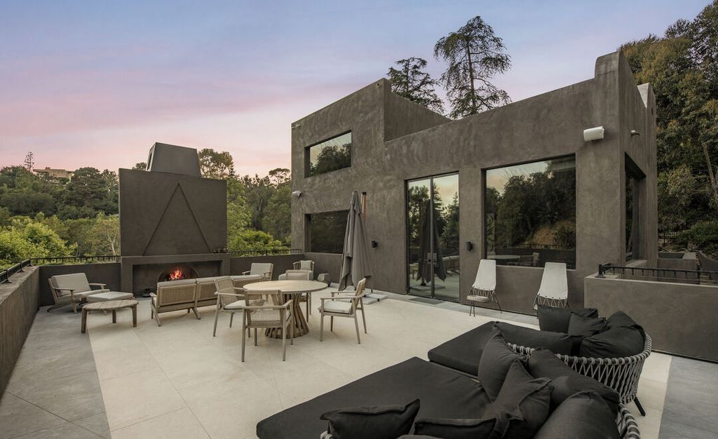 A Vision of Modern Artistry California Estate Blending Curved Geometries and Light for 40 Million 9