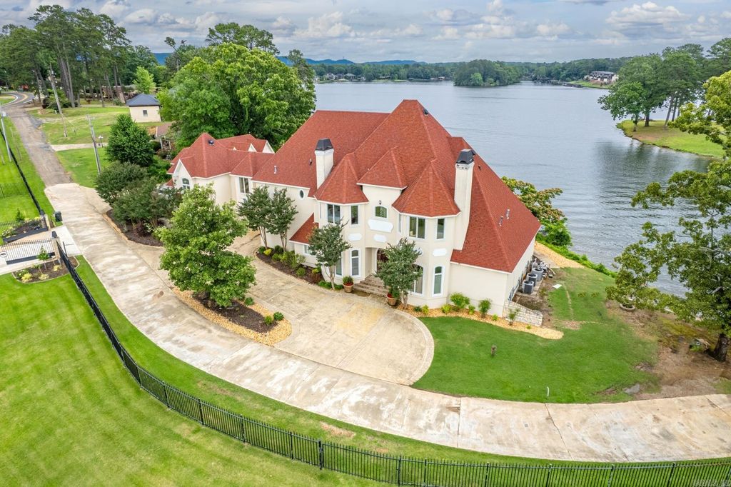 Arkansas Waterfront Paradise 3.29M Home with Prime Lake Hamilton Views 1