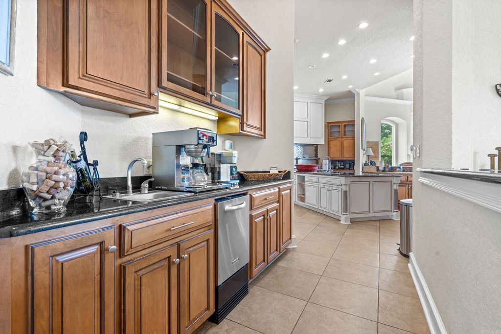 Arkansas Waterfront Paradise 3.29M Home with Prime Lake Hamilton Views 10