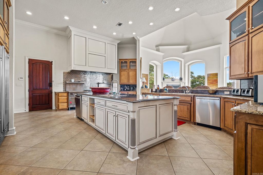 Arkansas Waterfront Paradise 3.29M Home with Prime Lake Hamilton Views 11