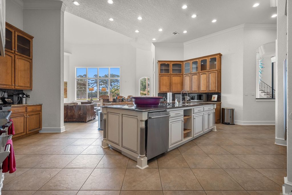 Arkansas Waterfront Paradise 3.29M Home with Prime Lake Hamilton Views 12