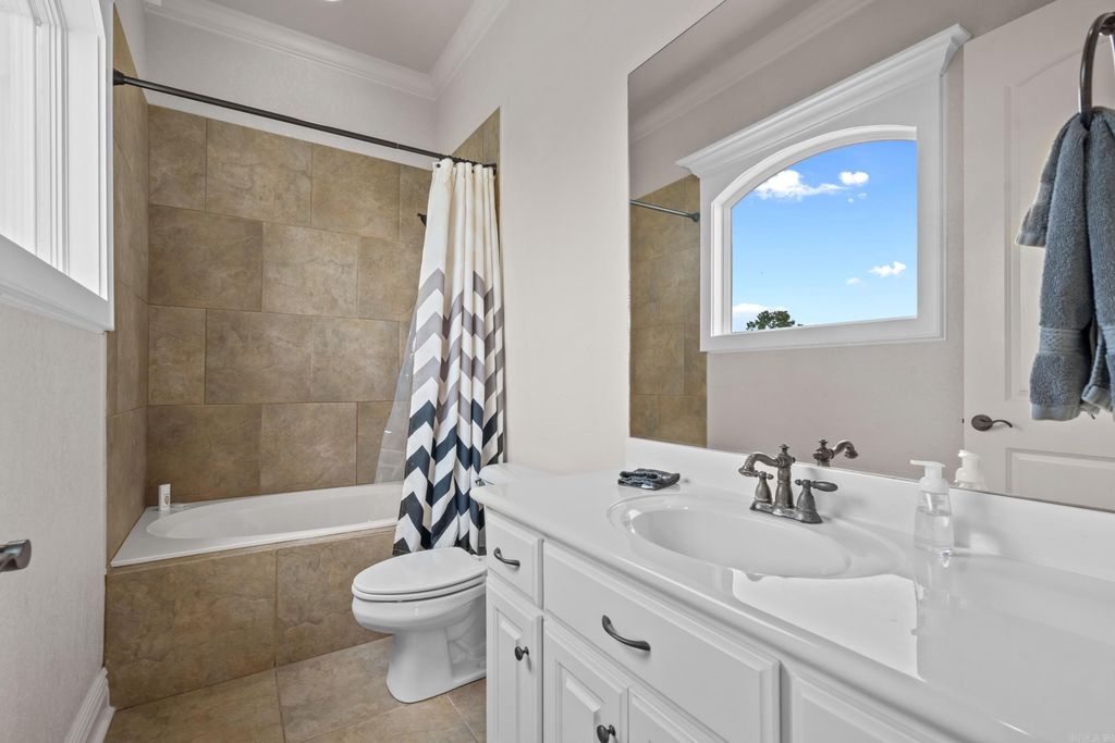 Arkansas Waterfront Paradise 3.29M Home with Prime Lake Hamilton Views 38