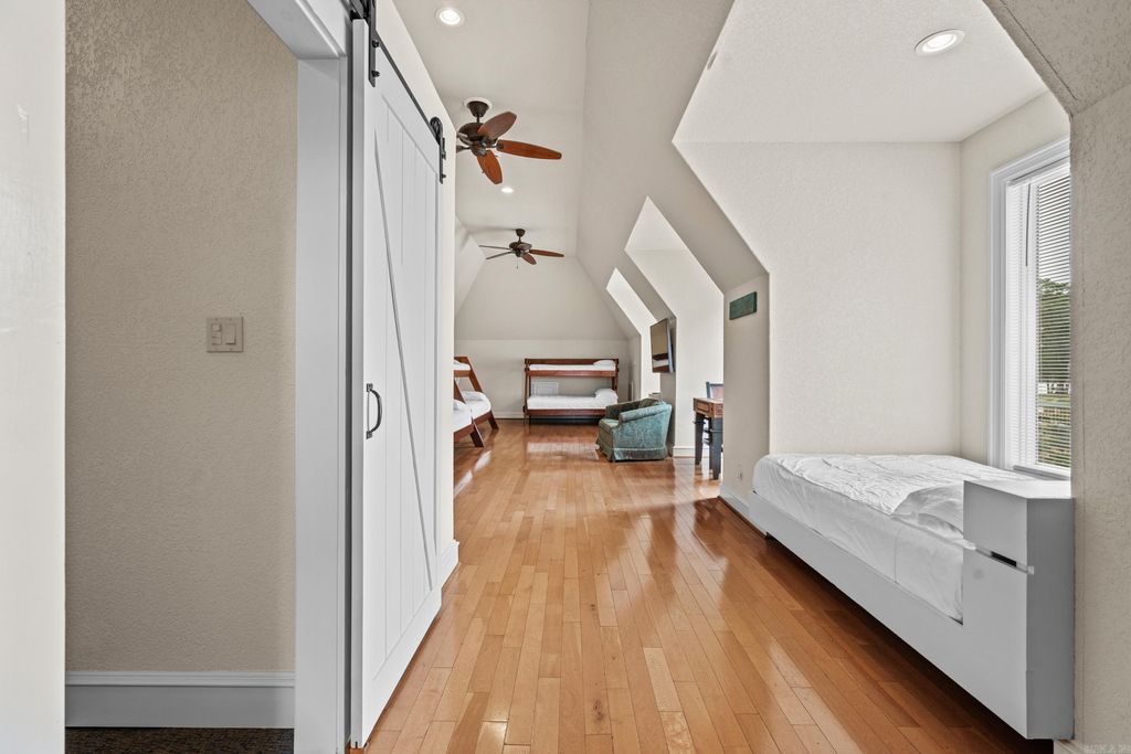 Arkansas Waterfront Paradise 3.29M Home with Prime Lake Hamilton Views 44