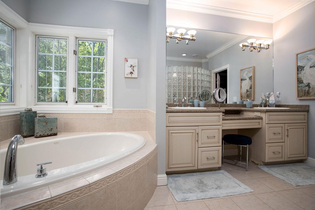 Breathtaking Sunsets and Unparalleled Comfort Premier Lake Home Available for 5.295 Million 27