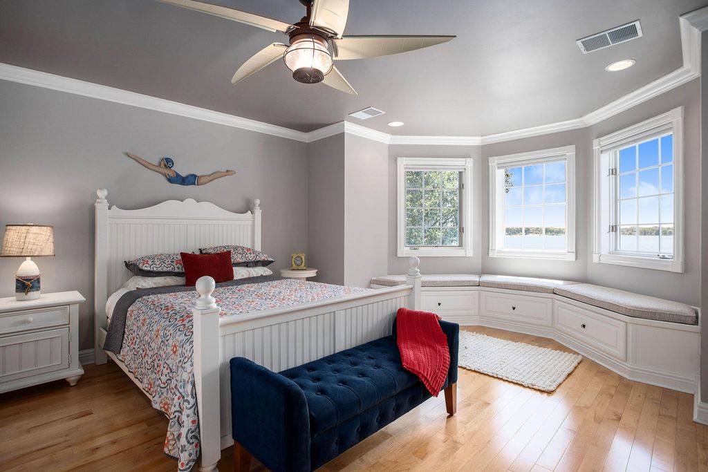Breathtaking Sunsets and Unparalleled Comfort Premier Lake Home Available for 5.295 Million 32