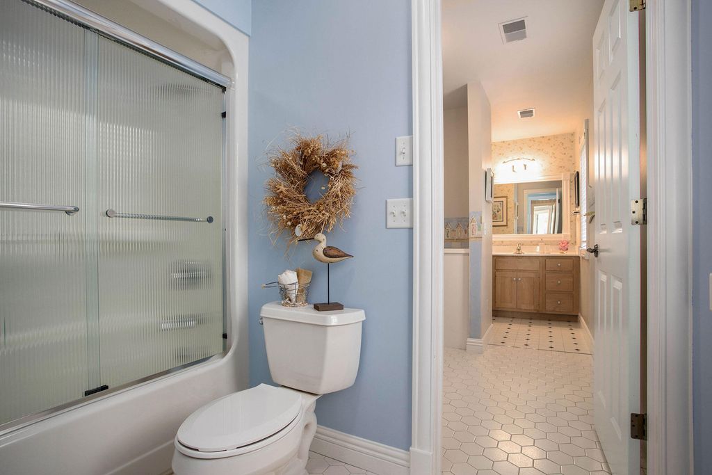 Breathtaking Sunsets and Unparalleled Comfort Premier Lake Home Available for 5.295 Million 34