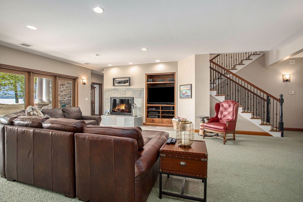 Breathtaking Sunsets and Unparalleled Comfort Premier Lake Home Available for 5.295 Million 41