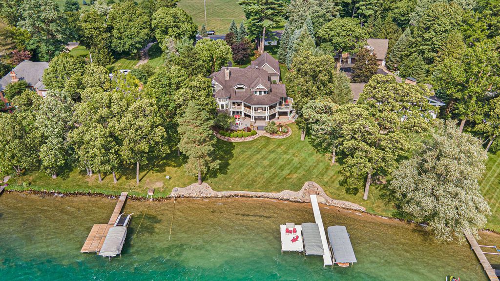 Breathtaking Sunsets and Unparalleled Comfort Premier Lake Home Available for 5.295 Million 57