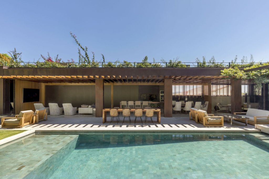 Dezessete House with L shape by Studio Gontijo Arquitetura 1
