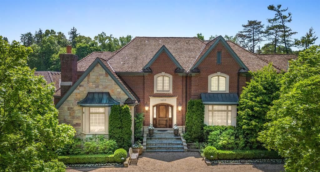 Exquisite Lakefront Estate with Manicured Grounds on Lake Placid for 6.995 Million 4