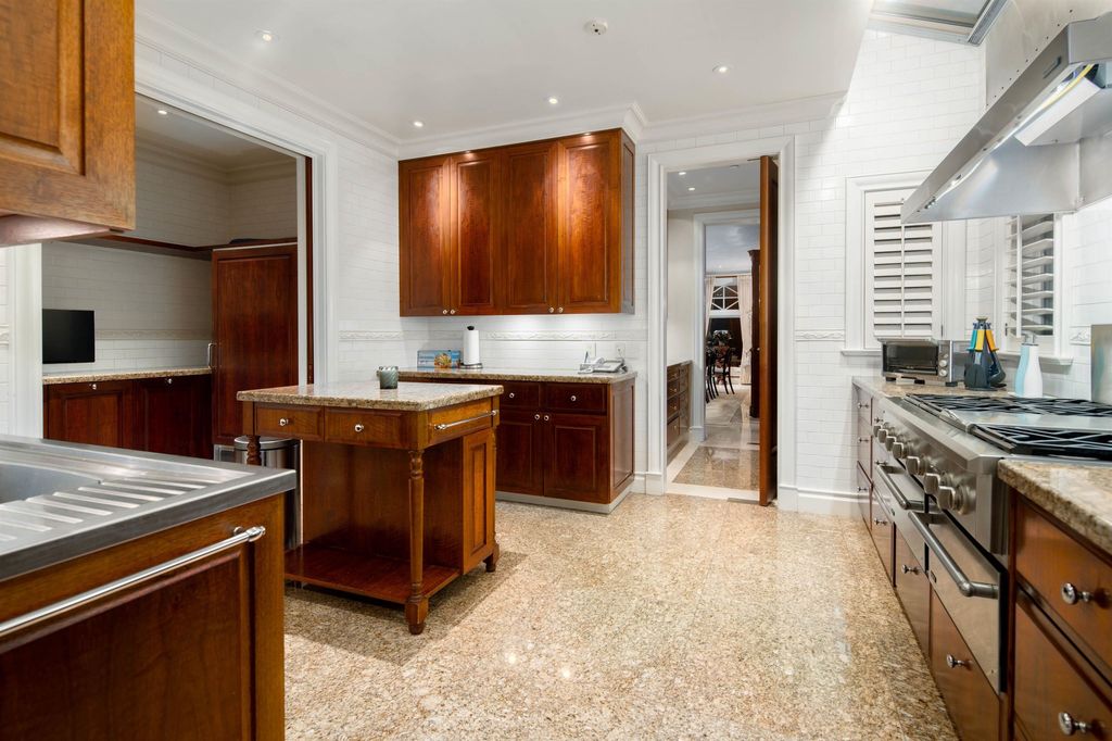 Luxurious Mansion with Breathtaking Mountain and Ocean Views in Canada Listed for C22.68 Million 11