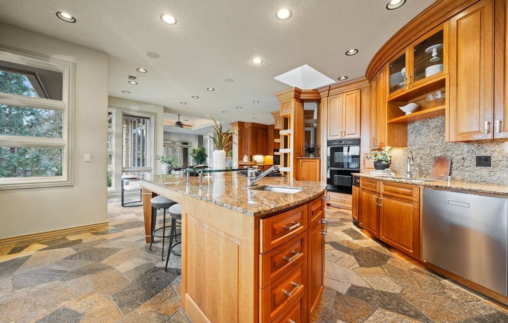 Modern Elegance Defined The Lakeview House in Oregon Offering Unmatched Design for 4.999 Million 18