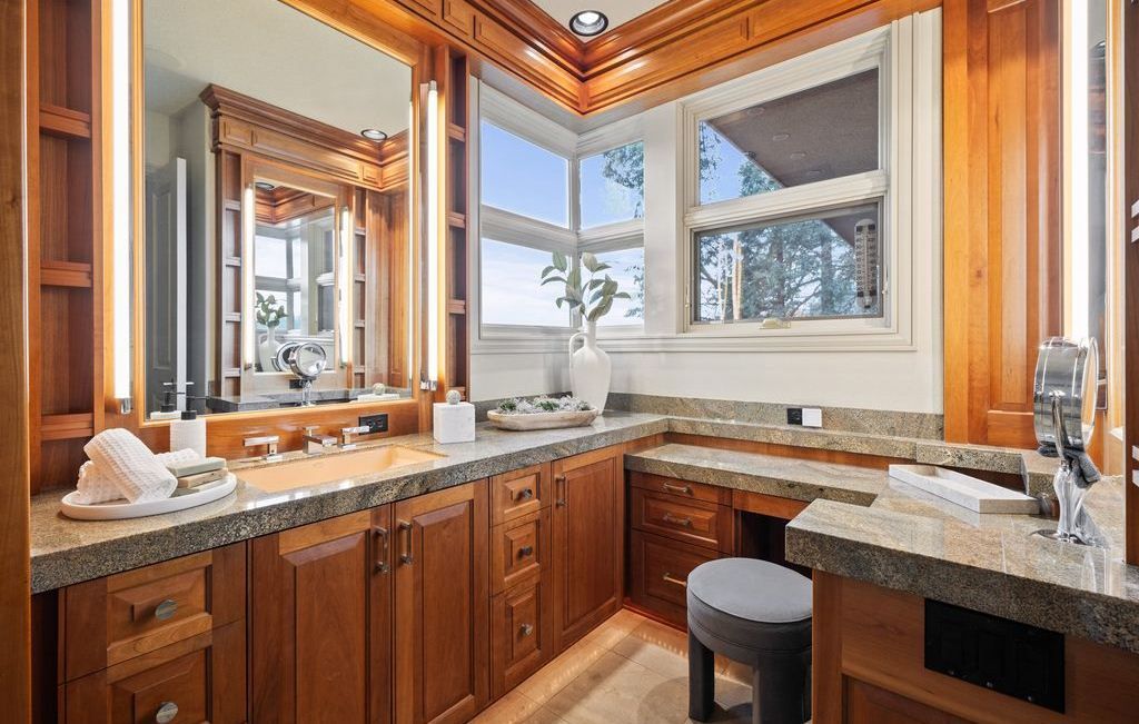 Modern Elegance Defined The Lakeview House in Oregon Offering Unmatched Design for 4.999 Million 29