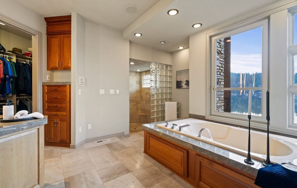 Modern Elegance Defined The Lakeview House in Oregon Offering Unmatched Design for 4.999 Million 30