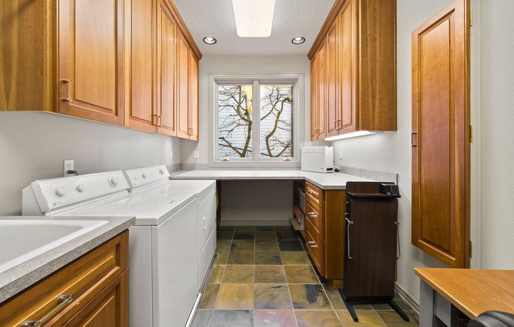 Modern Elegance Defined The Lakeview House in Oregon Offering Unmatched Design for 4.999 Million 32
