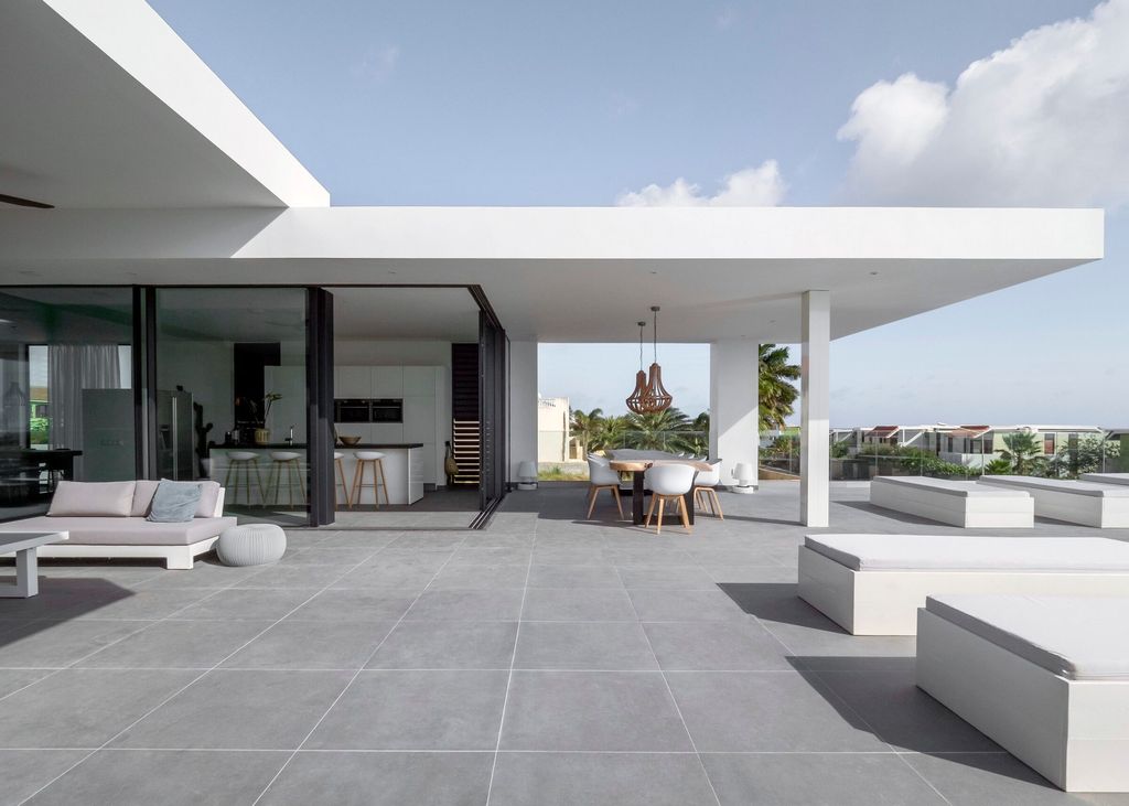 Moderne Tropische Villa by STATE of Architecture 1