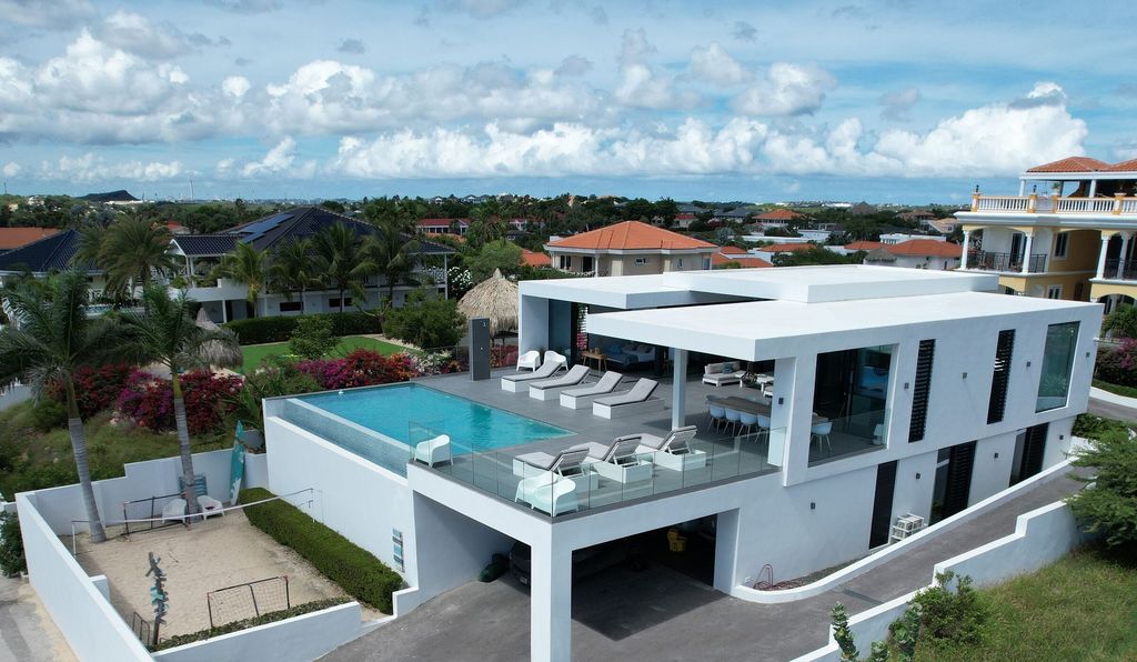 Moderne Tropische Villa by STATE of Architecture 10