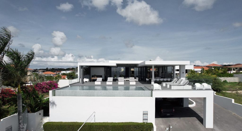 Moderne Tropische Villa by STATE of Architecture 11