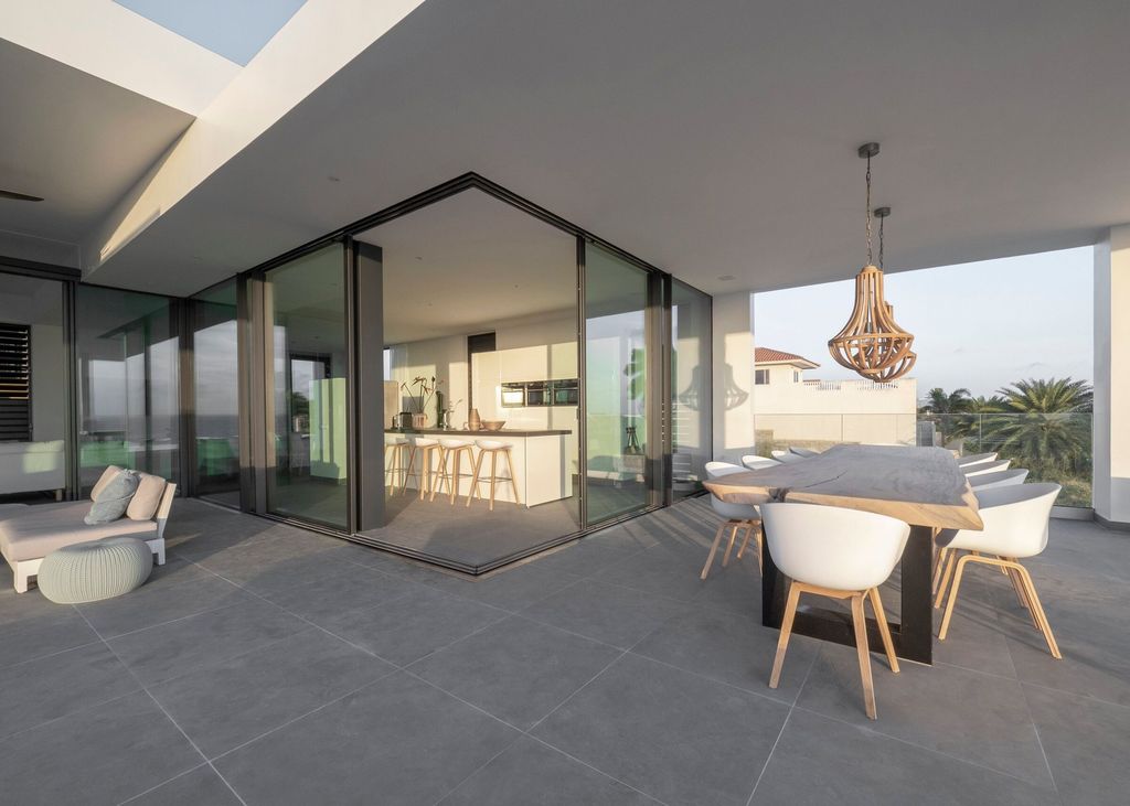 Moderne Tropische Villa by STATE of Architecture 7