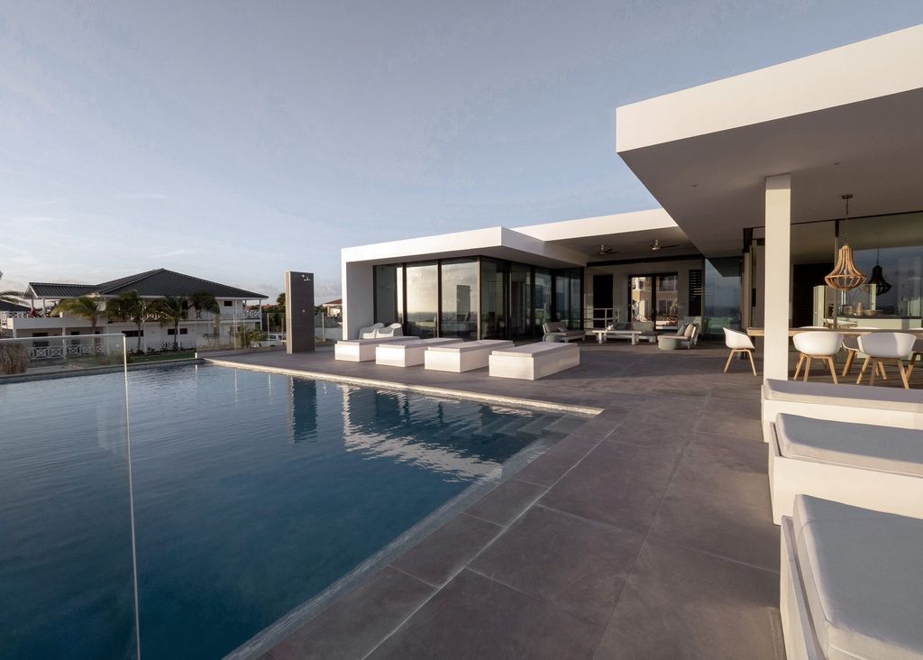 Moderne Tropische Villa by STATE of Architecture 9