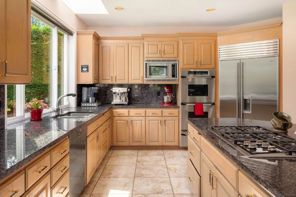 Sprawling Estate in Washington Offers Unmatched Privacy Elegance and Top Tier Amenities for 4.25 Million 10