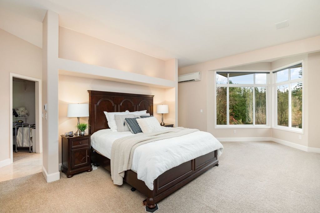 Sprawling Estate in Washington Offers Unmatched Privacy Elegance and Top Tier Amenities for 4.25 Million 14
