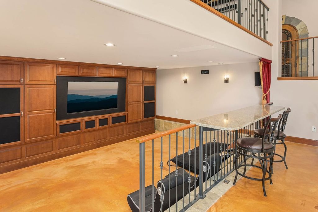 Sprawling Estate in Washington Offers Unmatched Privacy Elegance and Top Tier Amenities for 4.25 Million 24