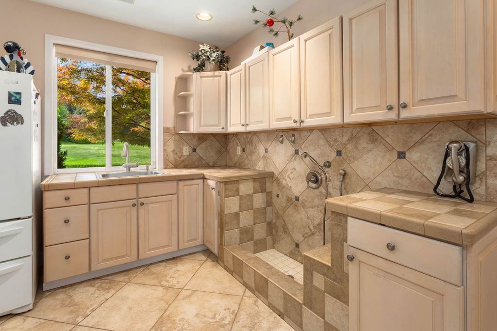 Sprawling Estate in Washington Offers Unmatched Privacy Elegance and Top Tier Amenities for 4.25 Million 28
