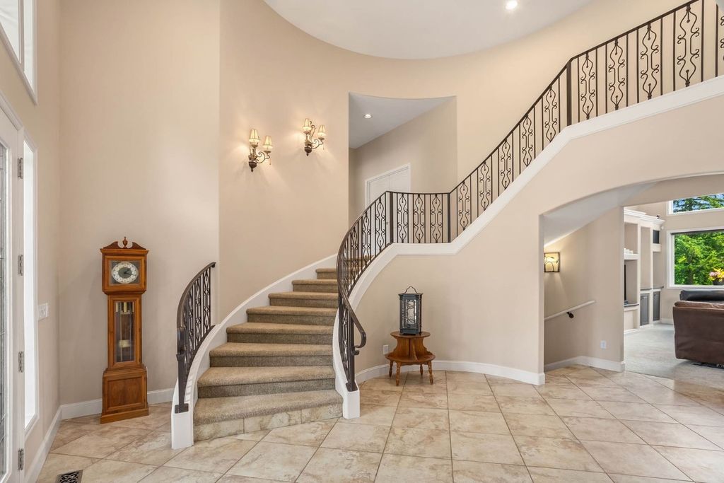 Sprawling Estate in Washington Offers Unmatched Privacy Elegance and Top Tier Amenities for 4.25 Million 5